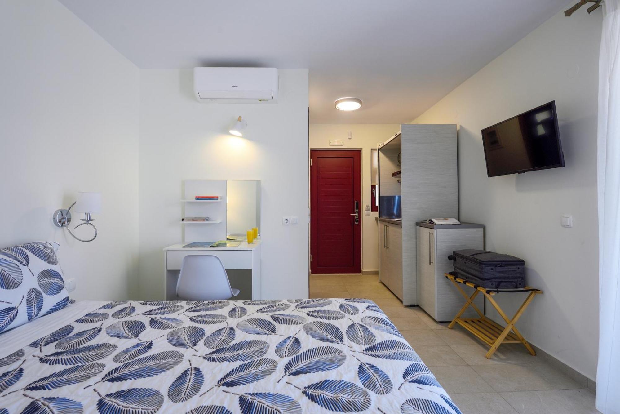 Elpiniki Luxury Rooms Nea Poteidaia Exterior photo